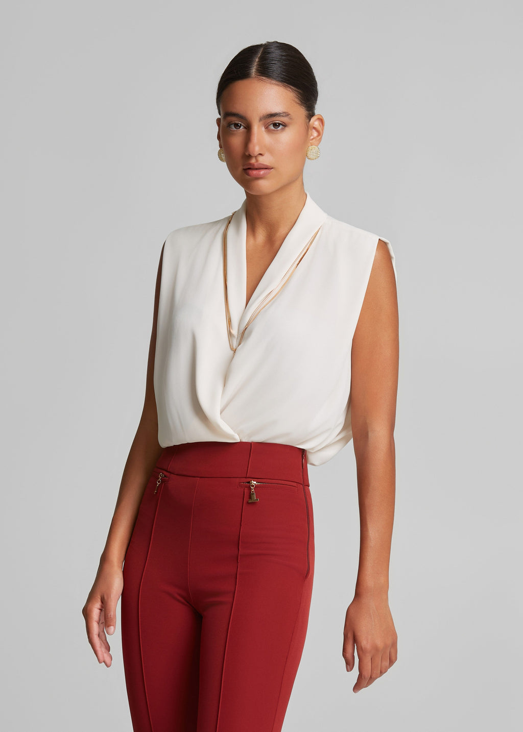 Αμάνικη μπλούζα με κολιέ