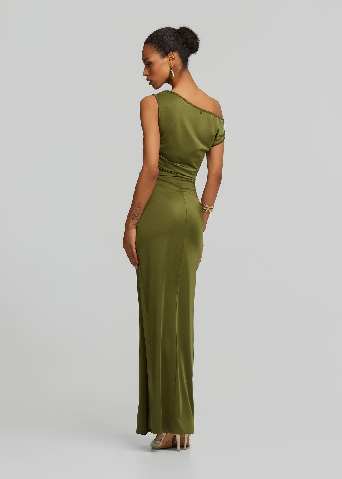 Μάξι φόρεμα σε σατέν όψη με σούρες